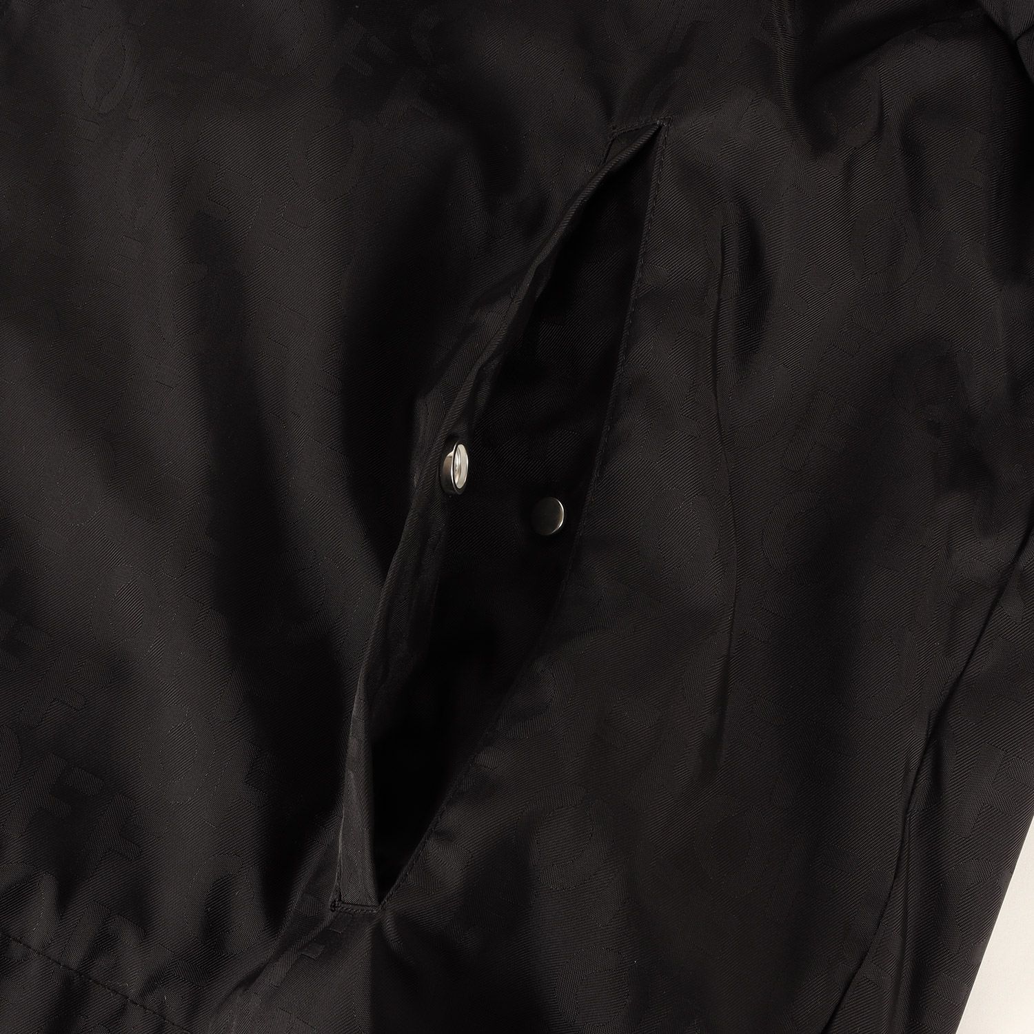 【美品】OFF-WHITE オフホワイト ジャケット ブラック 黒 サイズ:XL | 23AW ジャガードブランドロゴ オーバーサイズ ナイロン ジャケット | アウター ブルゾン 上着 | イタリア製【メンズ】【中古】 美品】OFF-WHITE オフホワイト ジャケット ブラック 黒 サイズ:XL