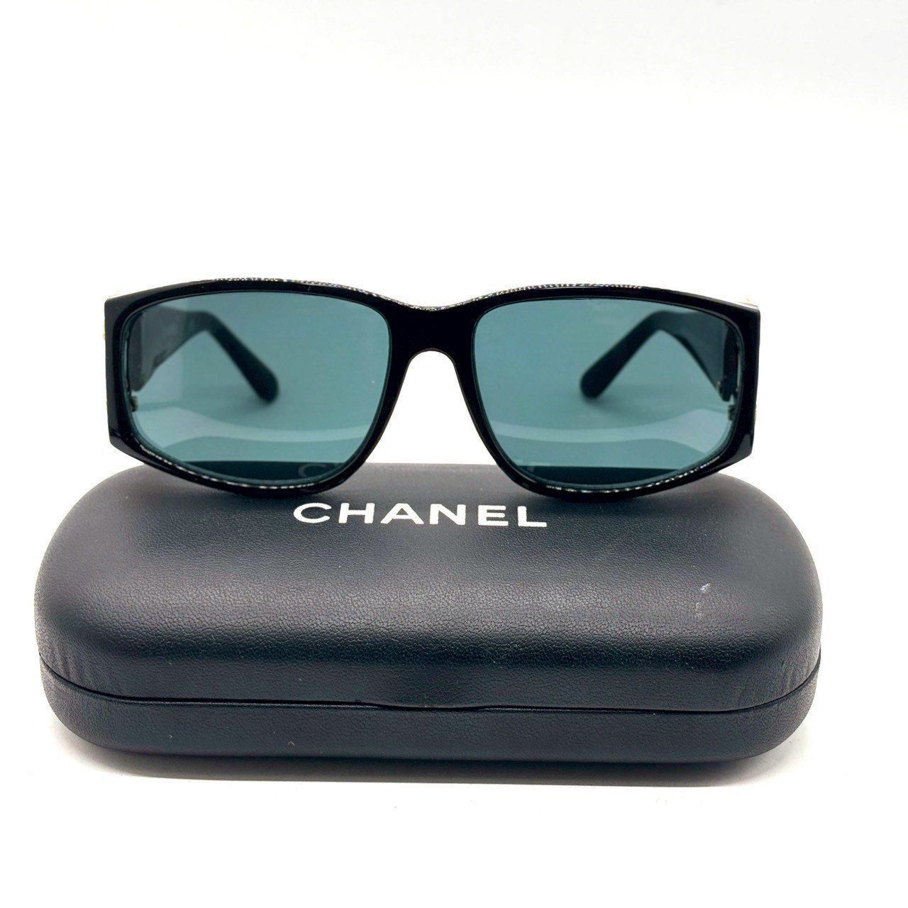。*。様 CHANEL　サングラス ココマーク ゴールド金具 スクエア ケース付 横顔で語る気品】 CHANEL サングラス ココマーク ゴールド金具