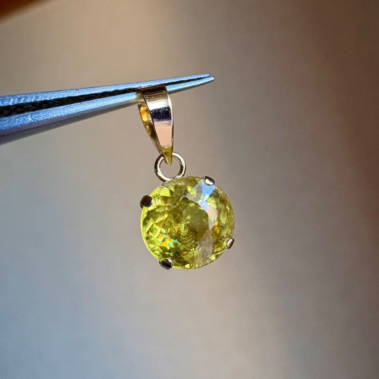 K18 天然石スフェーン ペンダントトップ 希少石 レア ラウンド sphene