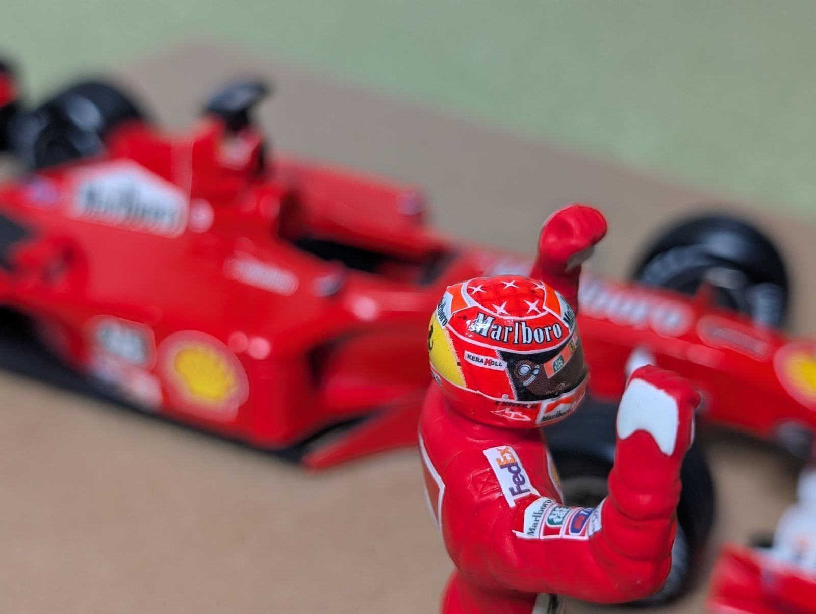タイヤカスタム 1/18 マテル フェラーリF2001 ミハエル・シューマッハ