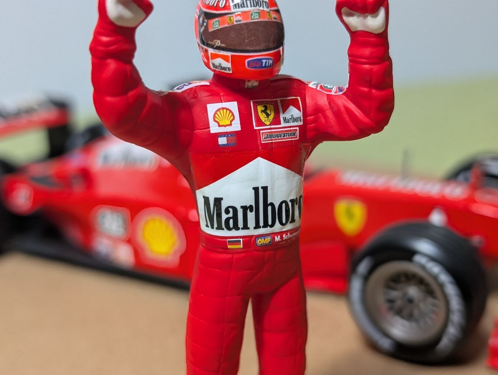 タイヤカスタム 1/18 マテル フェラーリF2001 ミハエル・シューマッハ
