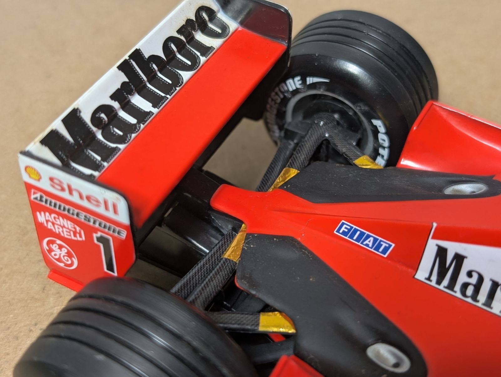 タイヤカスタム 1/18 マテル フェラーリF2001 ミハエル・シューマッハ