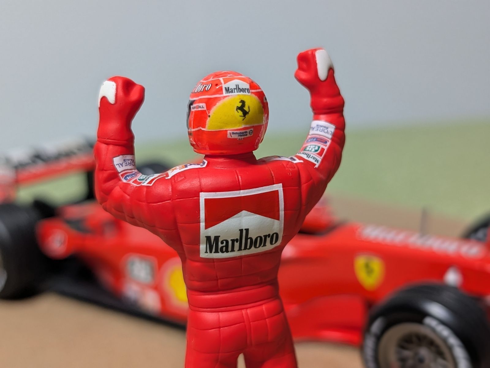 タイヤカスタム 1/18 マテル フェラーリF2001 ミハエル・シューマッハ