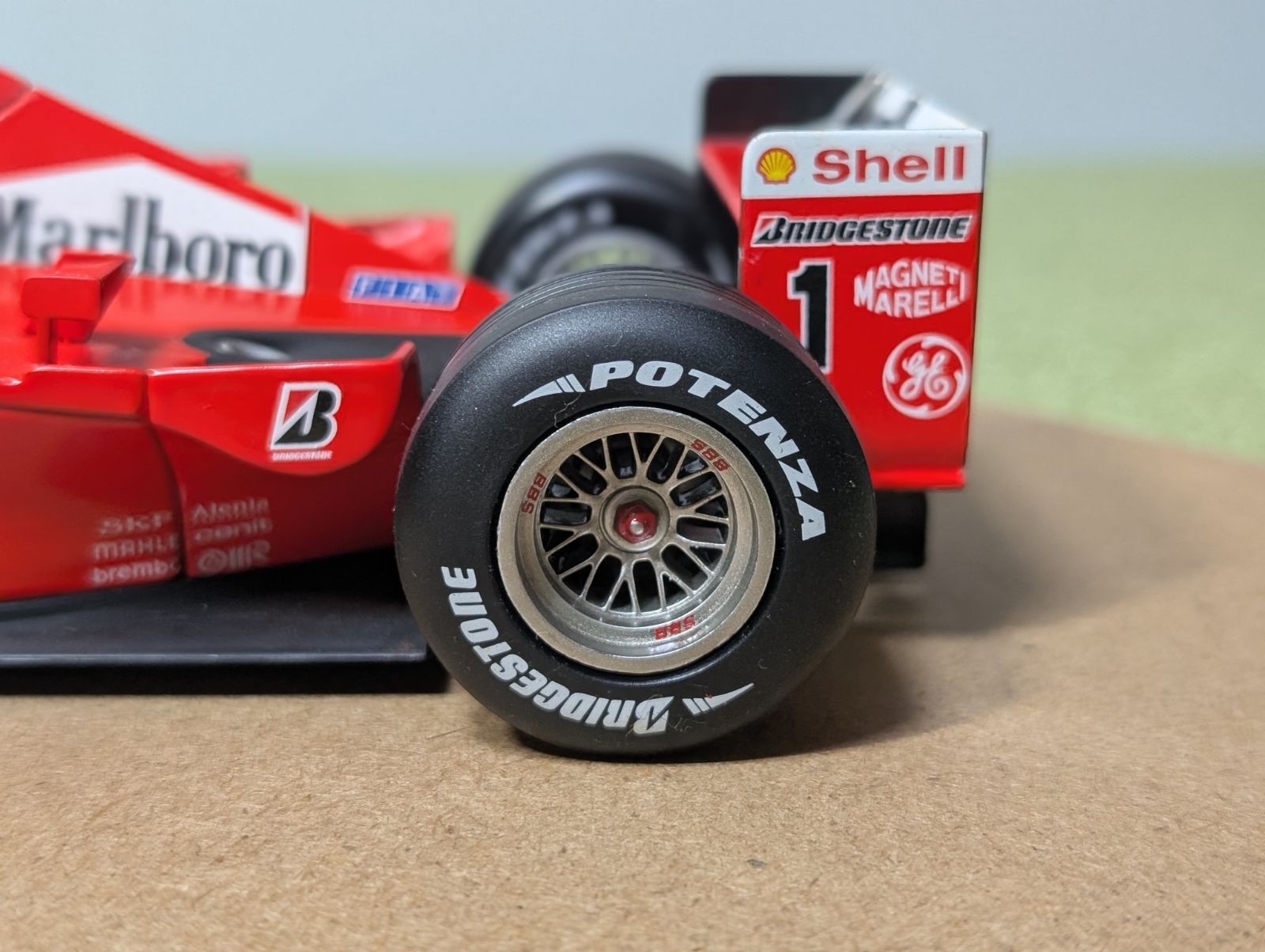 タイヤカスタム 1/18 マテル フェラーリF2001 ミハエル・シューマッハ
