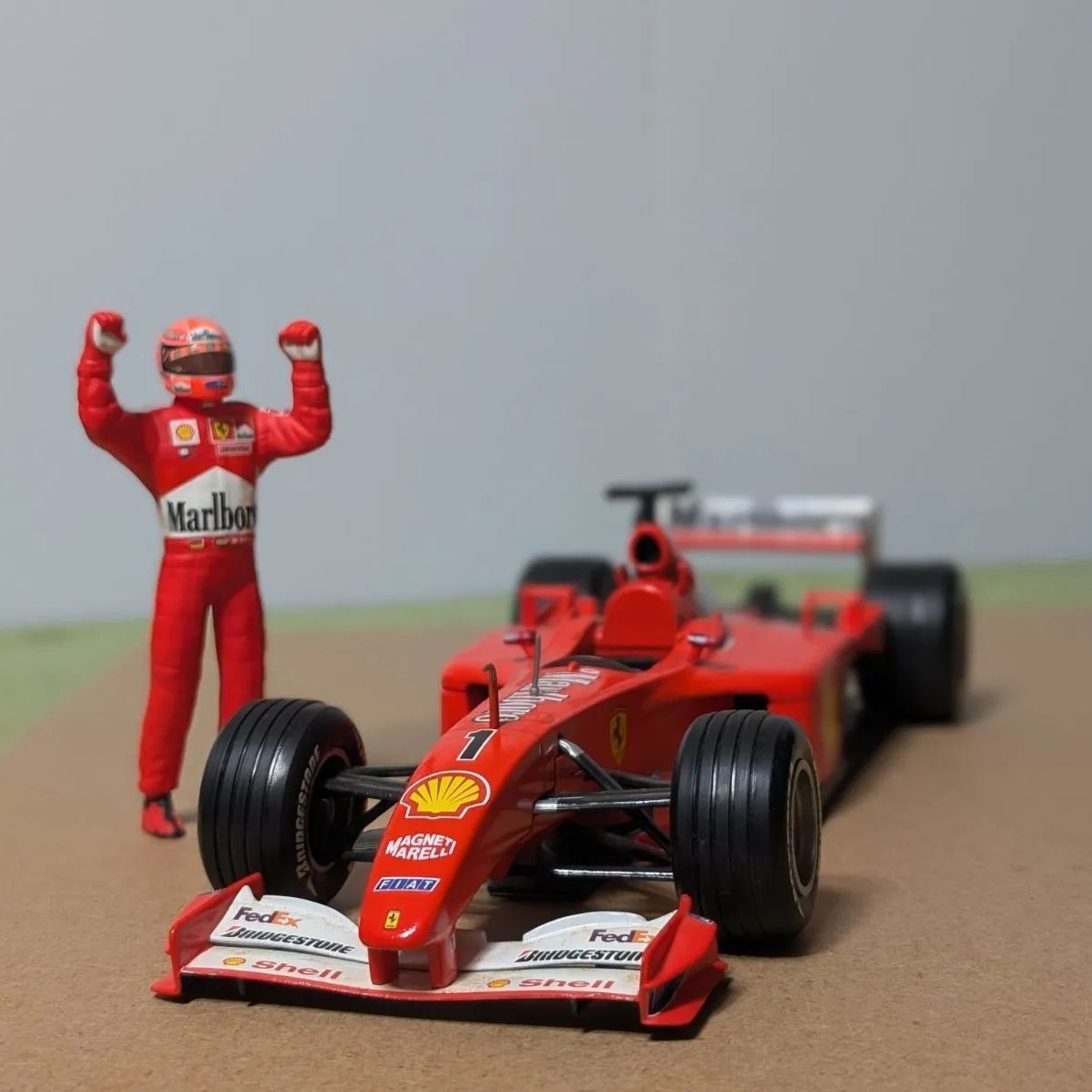 タイヤカスタム 1/18 マテル フェラーリF2001 ミハエル・シューマッハ