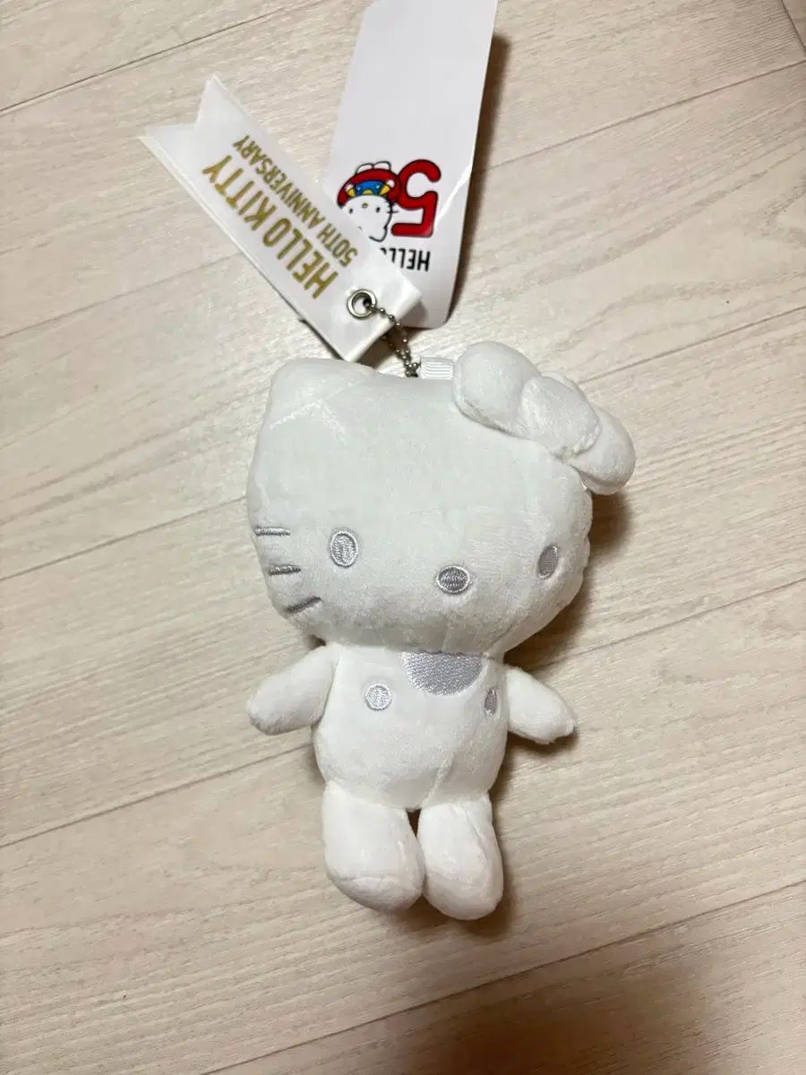 白ハローキティ 50周年 ぬいぐるみ キーホルダー