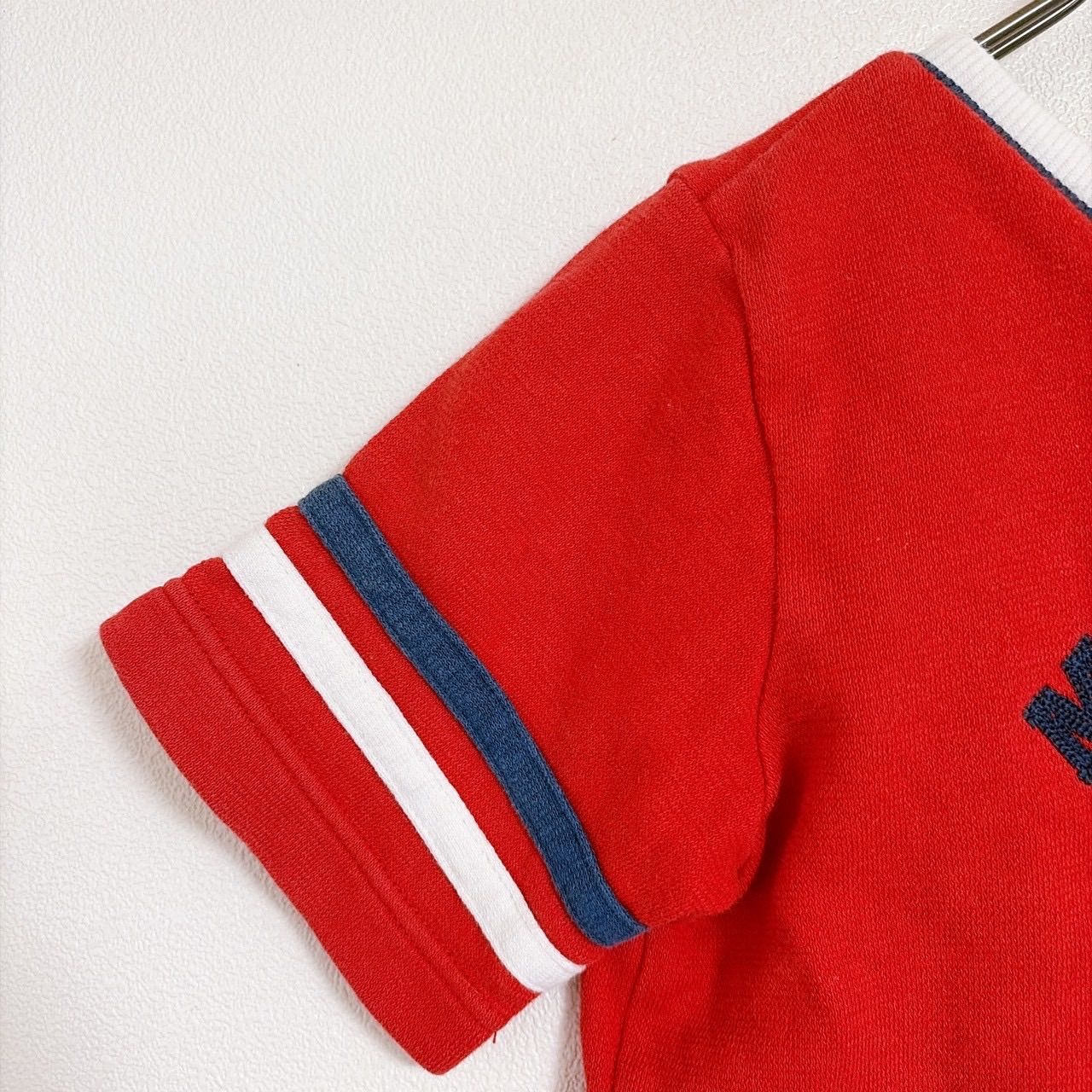 mikiHOUSE ミキハウス 半袖Tシャツ Tシャツ カットソー キッズTシャツ 子供服 ベビー服 男の子 女の子 90サイズ 日本製 ロゴ刺繍 刺繍ロゴ ワンポイントロゴ Vネック レッド 赤 スポーツデザイン 