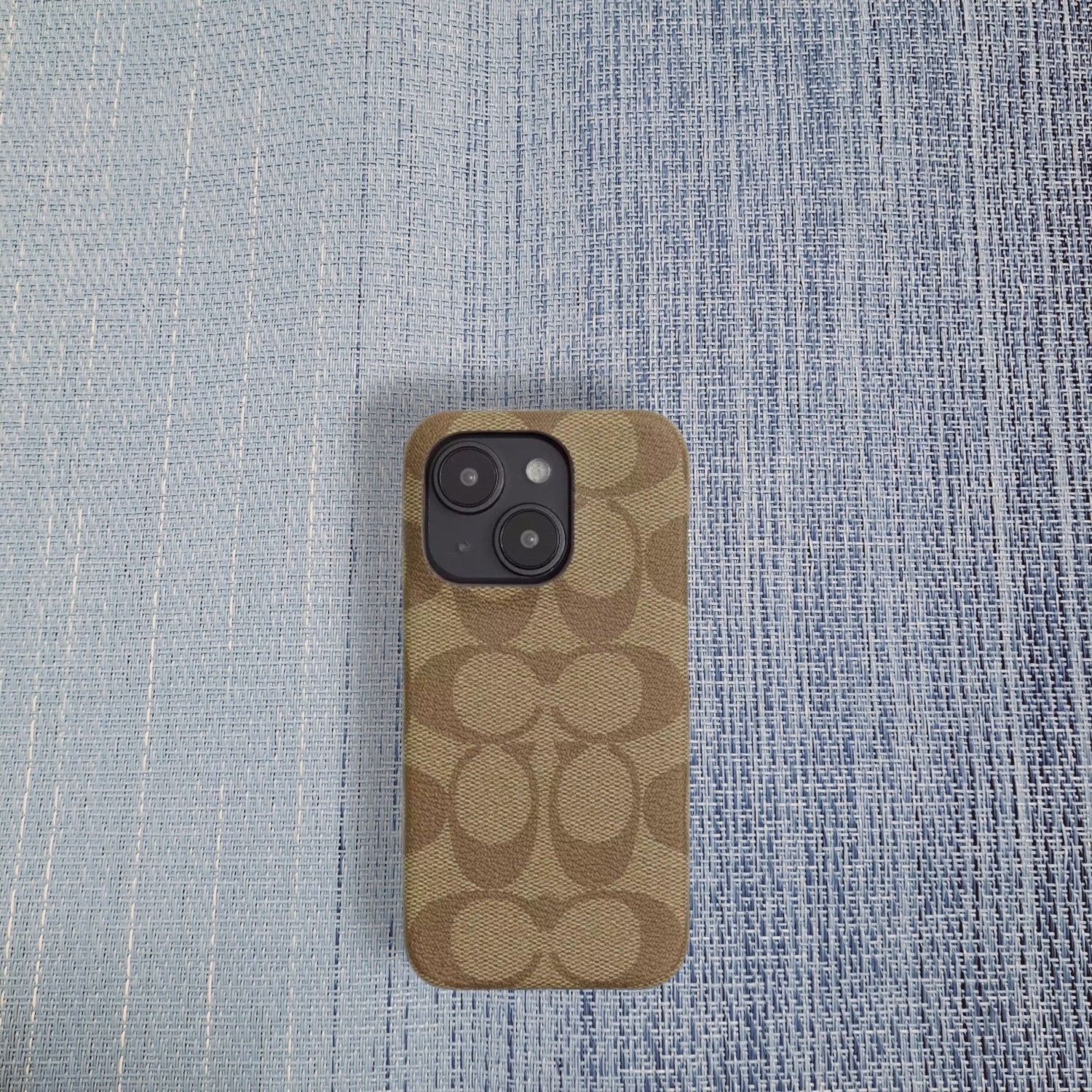 COACH IPHONE 15 PRO ケース・シグネチャー キャンバス 【公式通販】