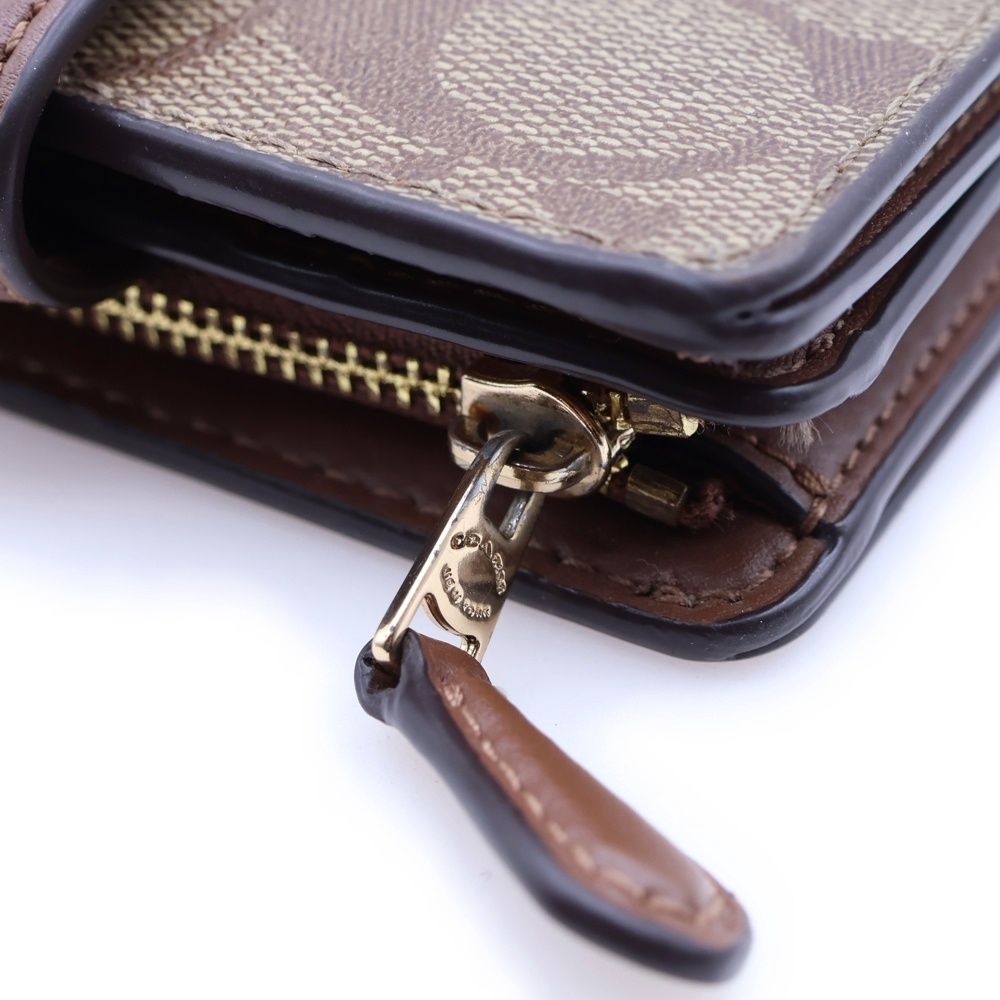 COACH (コーチ) PVC シグネチャー 二つ折り財布 ベージュ - メルカリ