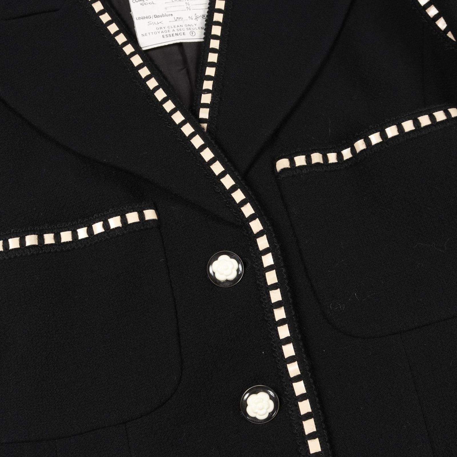 シャネル CHANEL スーツ カメリアボタン ノーカラージャケット