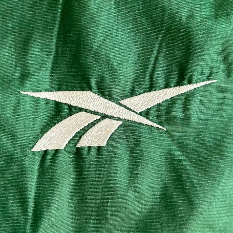 【激レア】90s Reebok リーボック Vネック ナイロンプルオーバー 緑 90s Reebok リーボック ナイロンジャケット 緑 XL 刺繍ロゴ オーバー