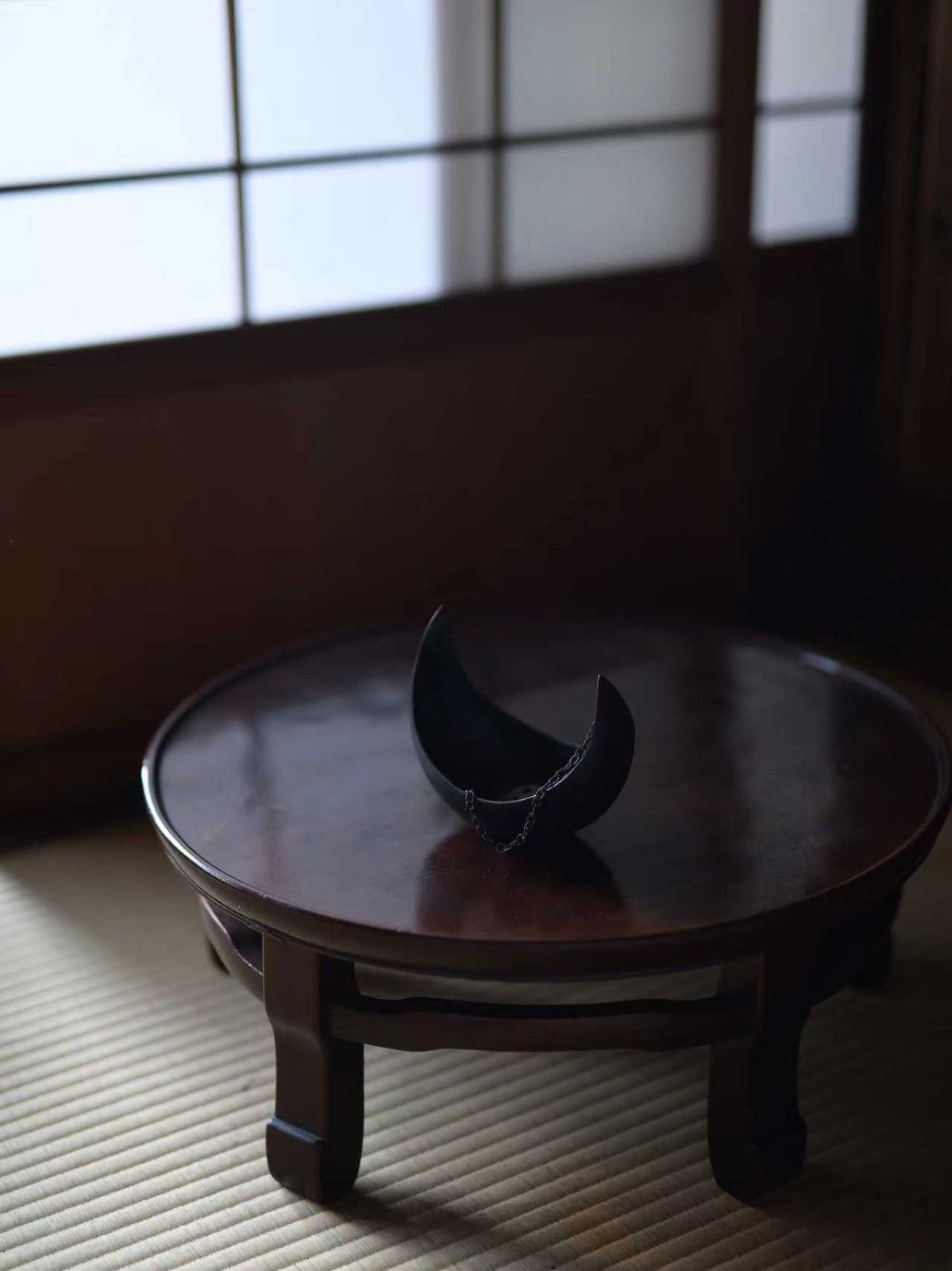  KT04 古美術 三日月 銅製 吊り花入 鎖付 陶製剣山同梱 茶道具 花器 13cm 飾りラック 置物 インテリア小物