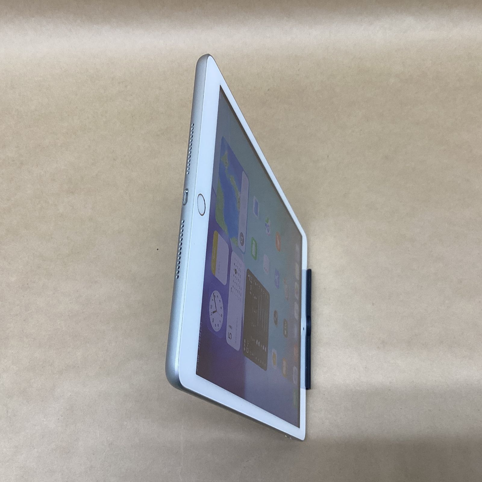 iPad 第8世代 32GB シルバー 中古 Wifi 2020 - メルカリ