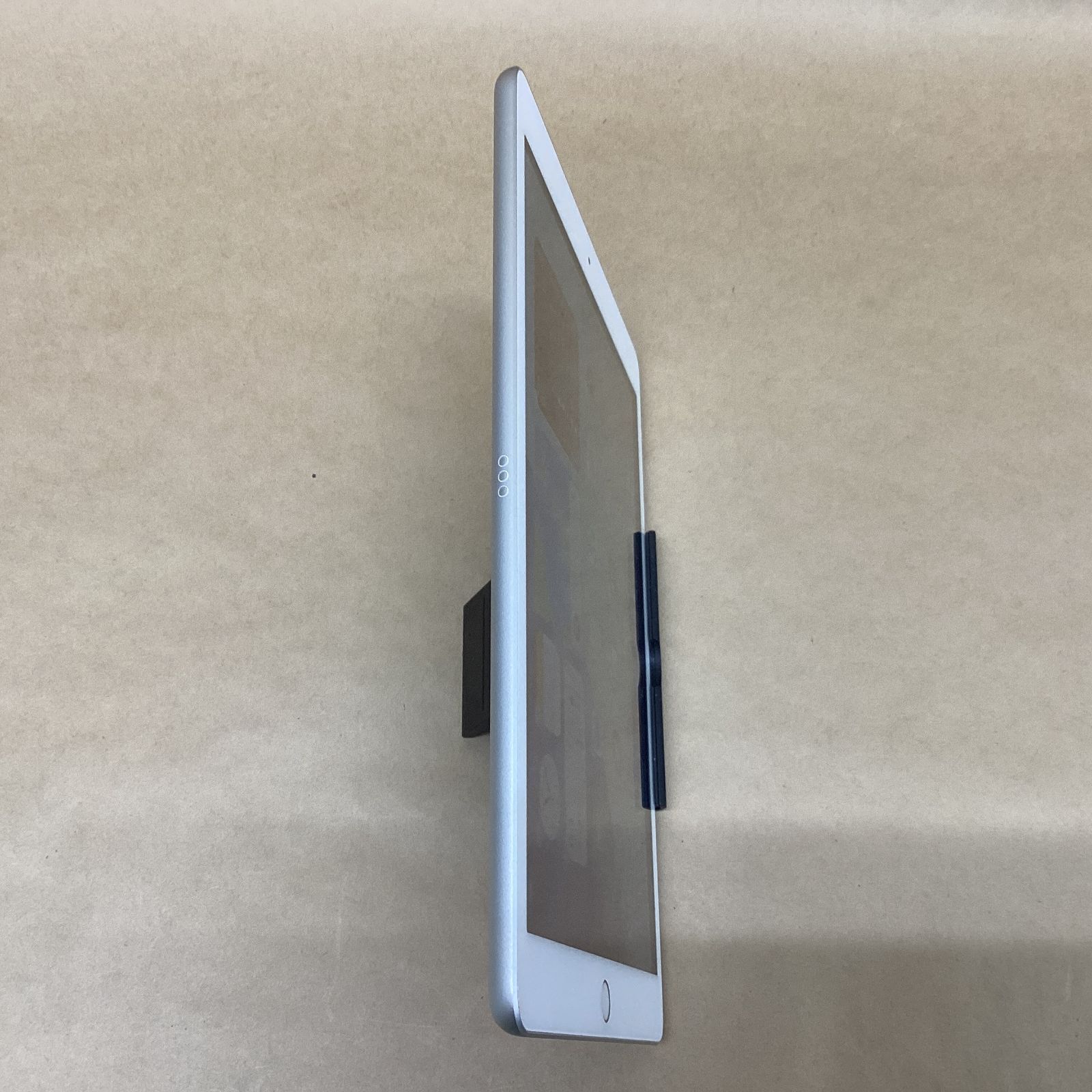 iPad 第8世代 32GB シルバー 中古 Wifi 2020 - メルカリ