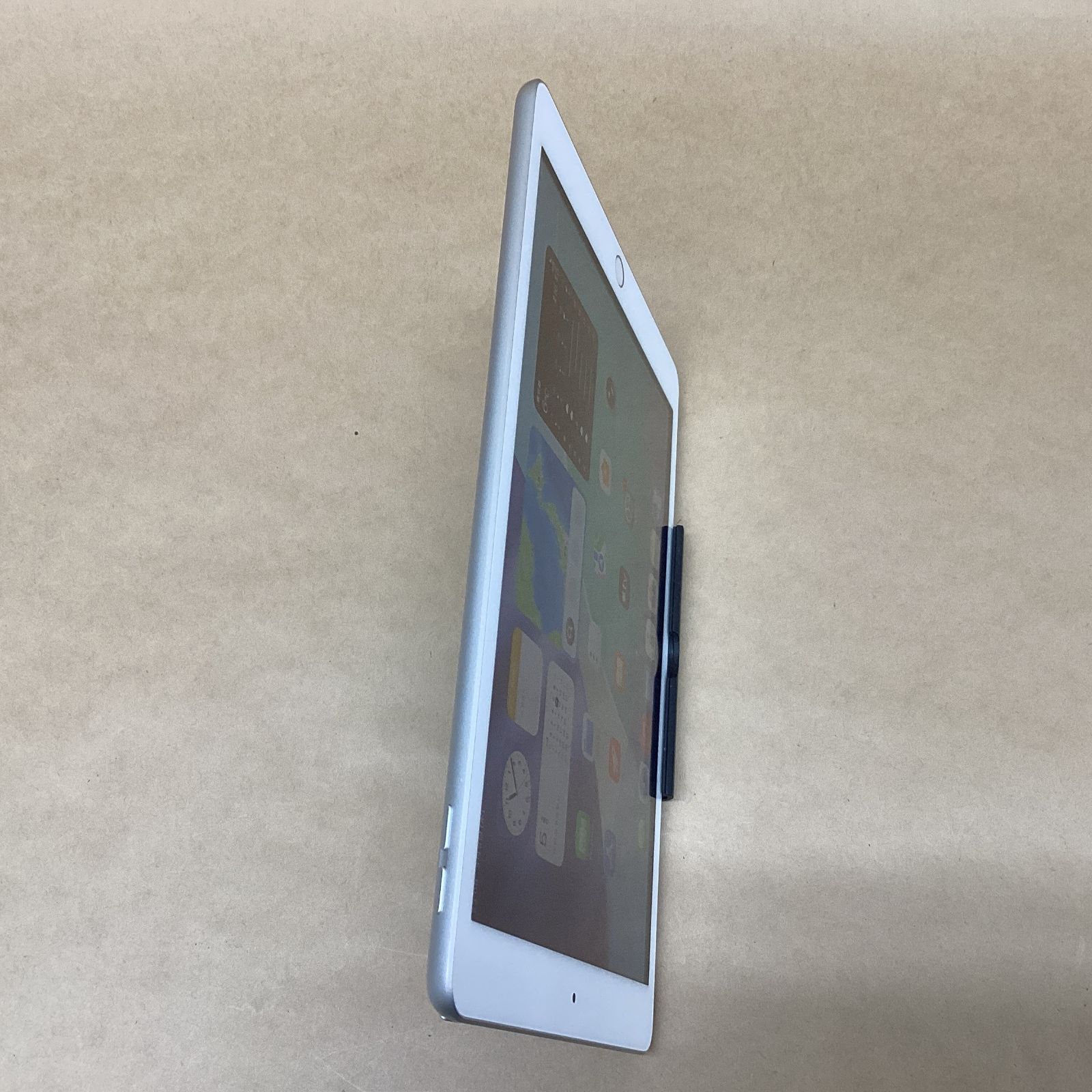 iPad 第8世代 32GB シルバー 中古 Wifi 2020 - メルカリ