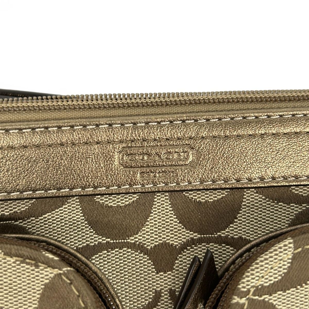 COACH(コーチ) ウエストポーチ美品 シグネチャー柄 カーキ×ブロンズ