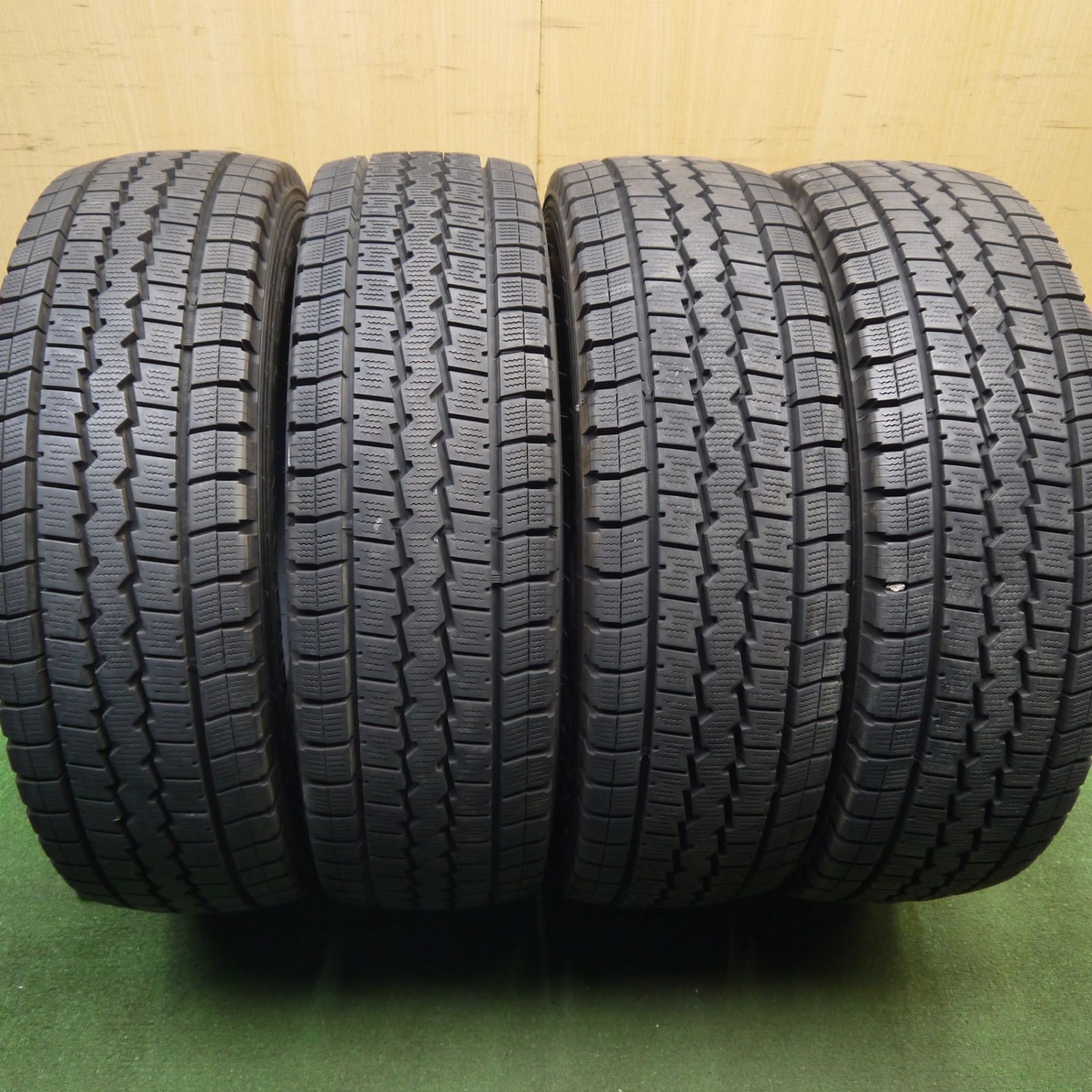 バリ溝！9.5分☆スタッドレス 225/75R16 118/116L ダンロップ 