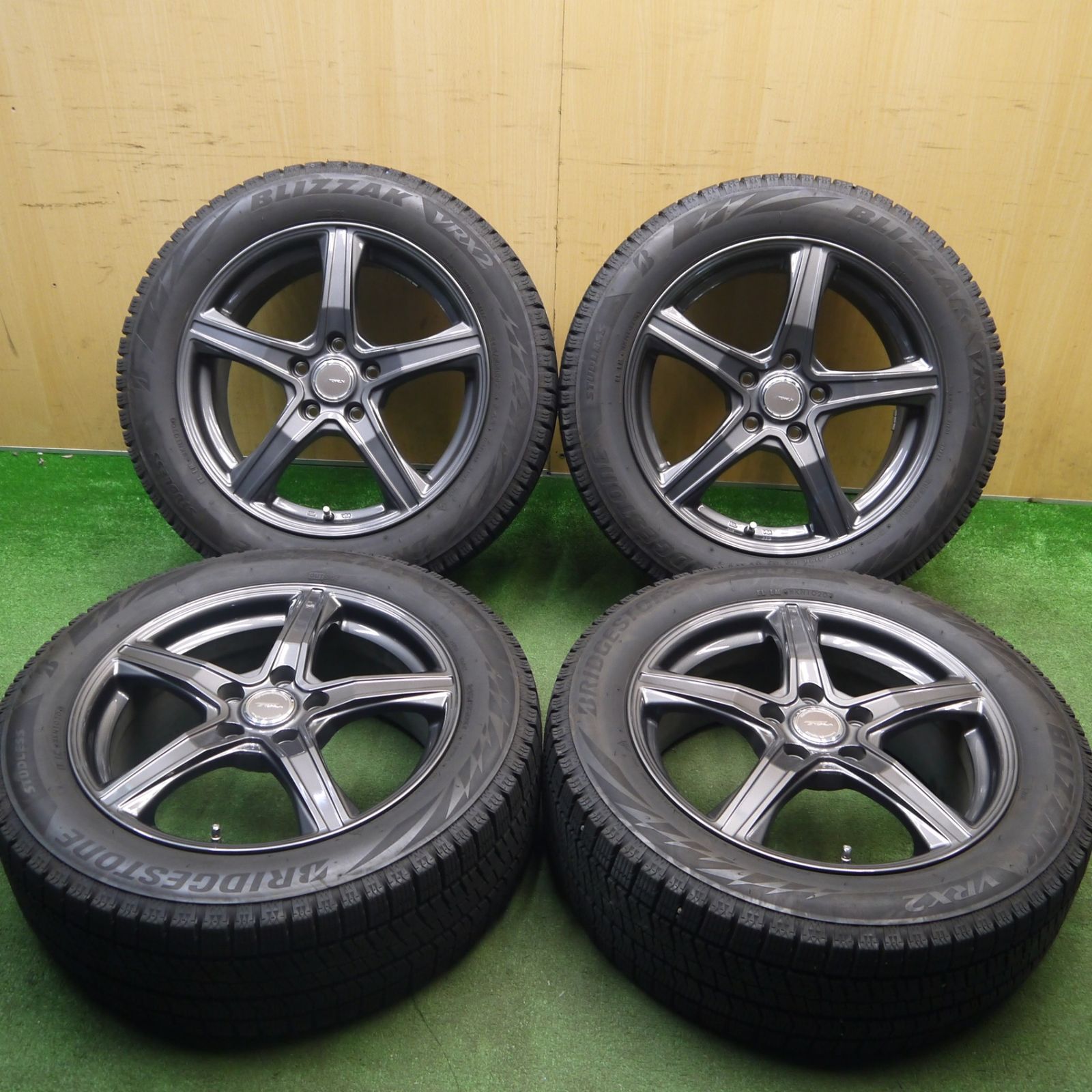 バリ溝！キレイ！9.5分☆スタッドレス 215/55R17 ブリヂストン 