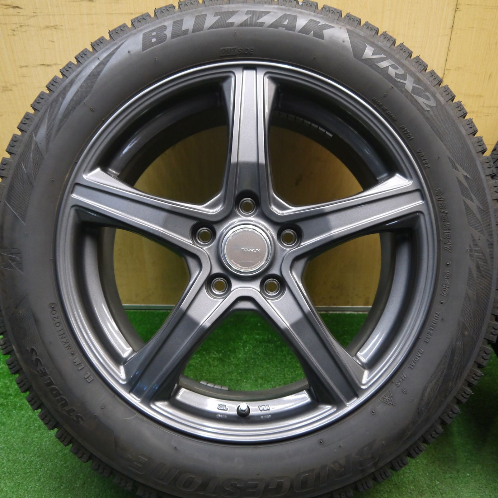 バリ溝！キレイ！9.5分☆スタッドレス 215/55R17 ブリヂストン 