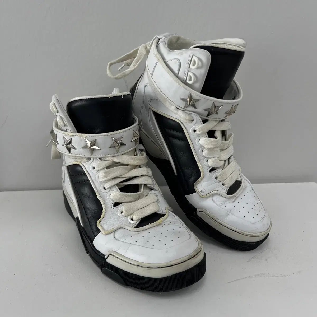 原宿店大人気！！GIVENCHY(ジバンシー)スタースタッズハイカット 