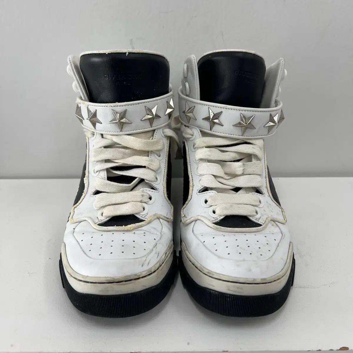 原宿店大人気！！GIVENCHY(ジバンシー)スタースタッズハイカット 