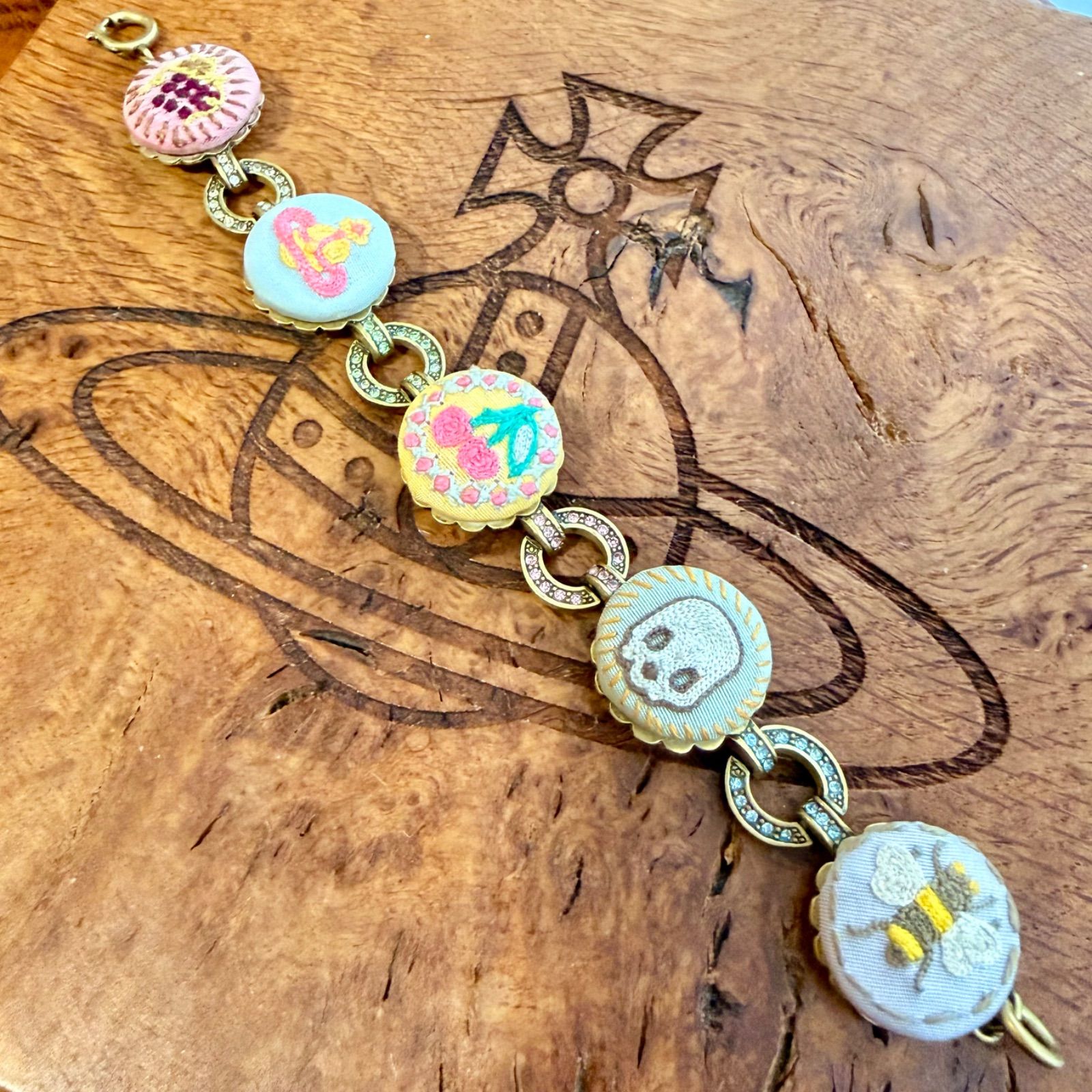 美品レアVivienneWestwood キルトボタン オーブ ブレスレット - メルカリ