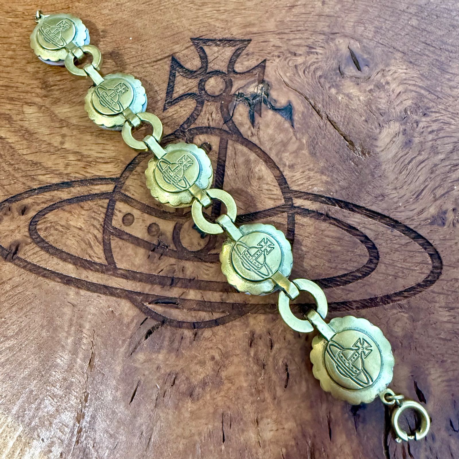 美品レアVivienneWestwood キルトボタン オーブ ブレスレット 美品レアVivienneWestwood キルトボタン オーブ ブレスレット - メルカリ