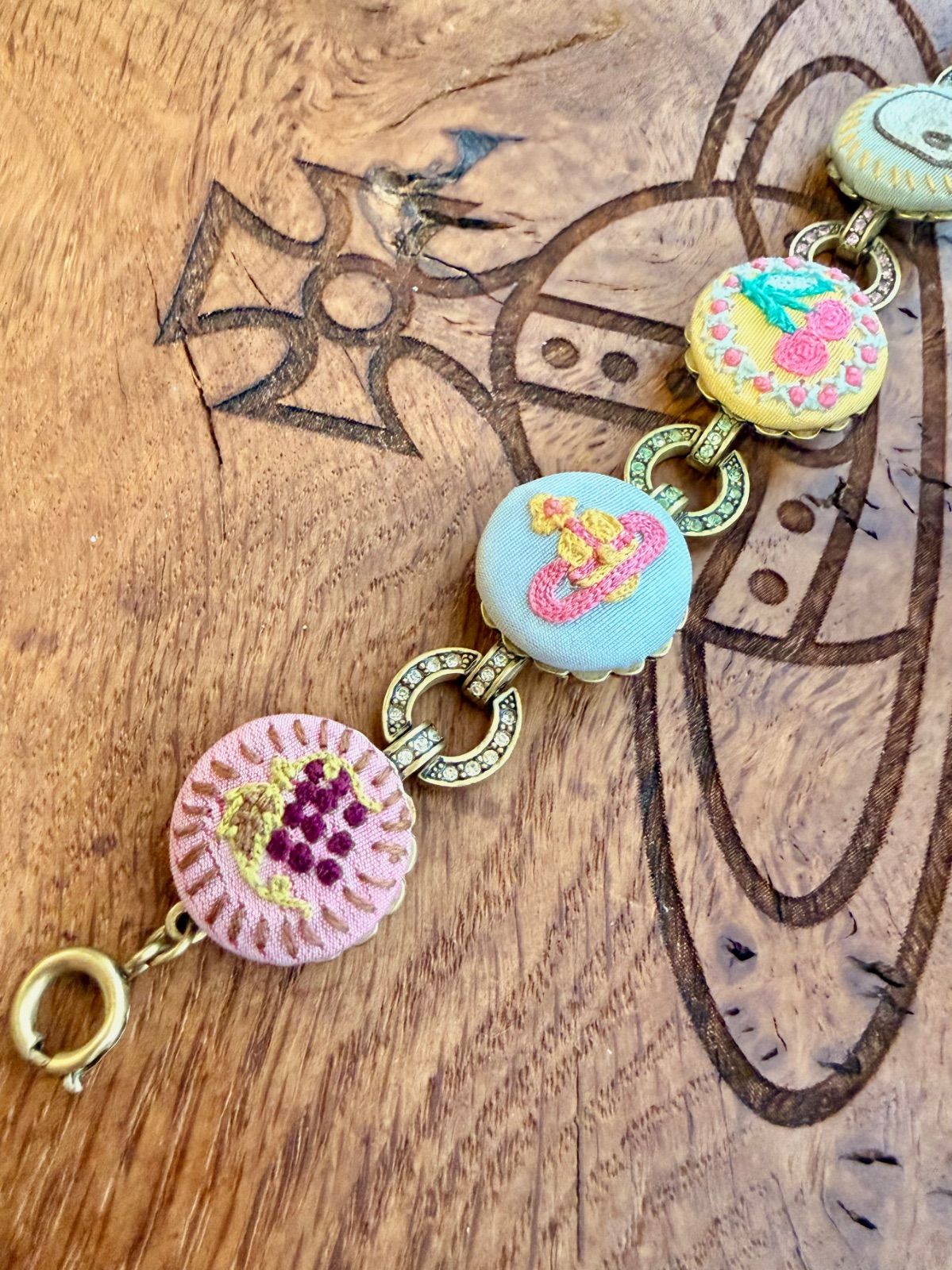 美品レアVivienneWestwood キルトボタン オーブ ブレスレット - メルカリ