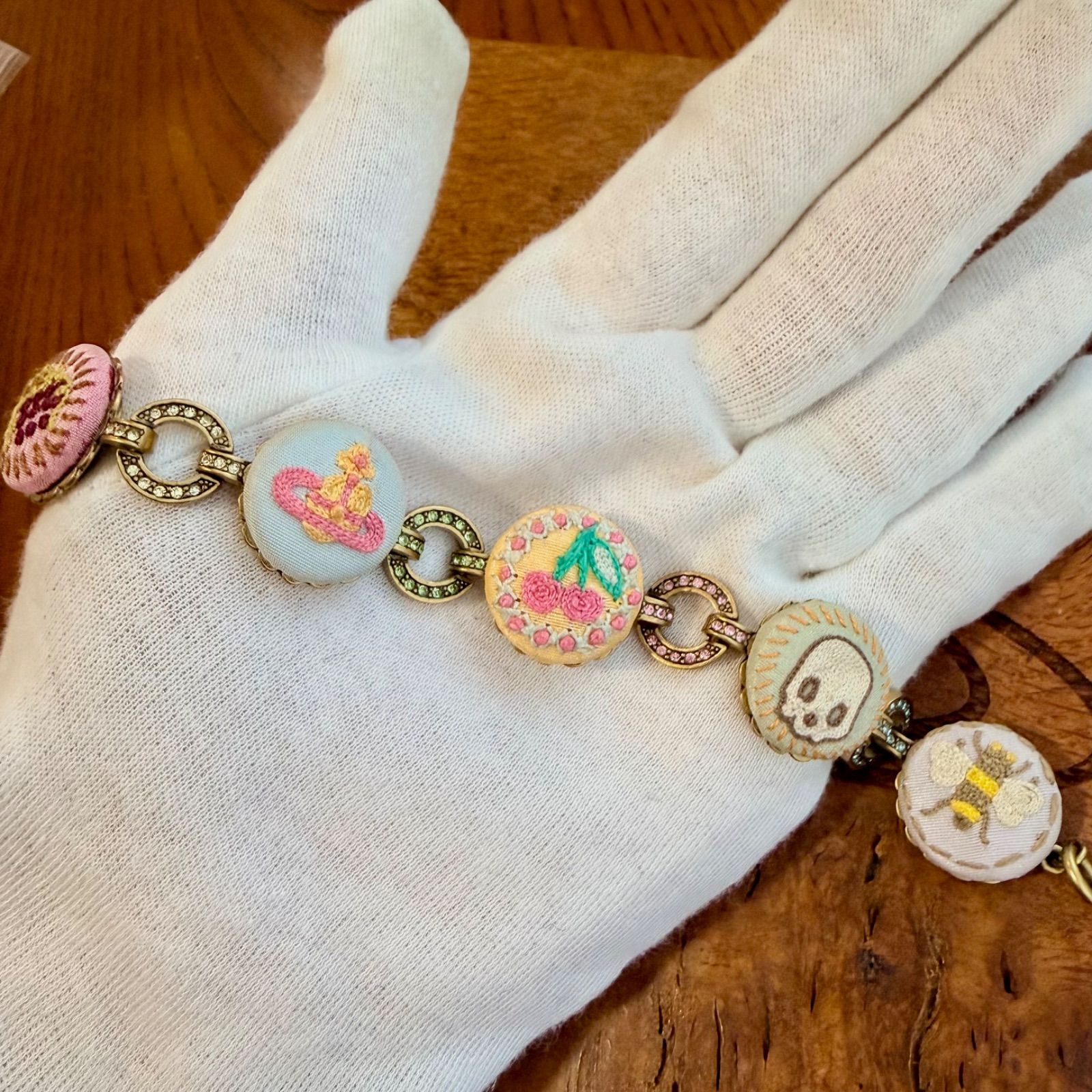 美品レアVivienneWestwood キルトボタン オーブ ブレスレット - メルカリ