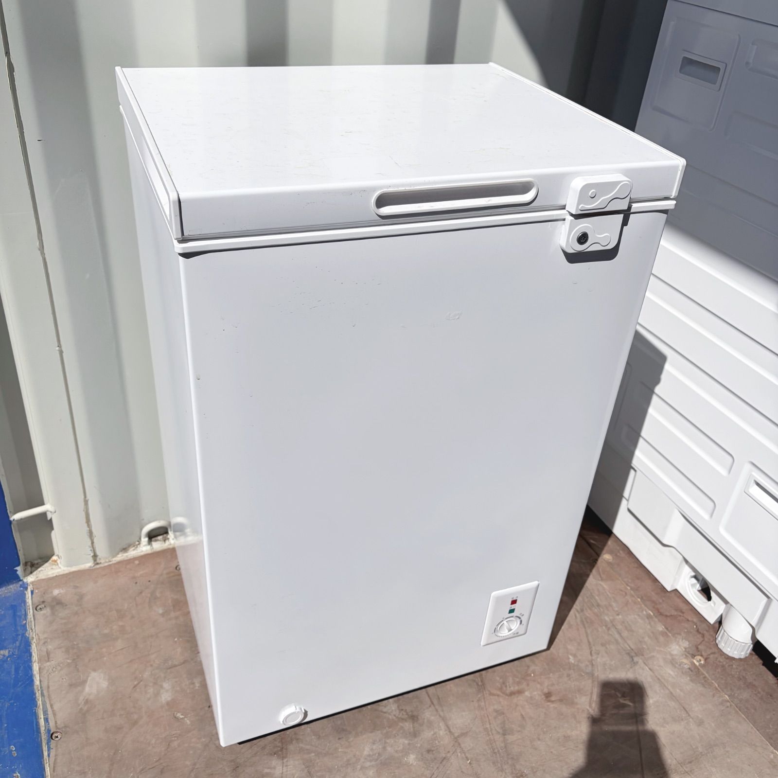 生活家電 取付無料！マクスゼン 上開き バスケット付き コンパクト冷凍