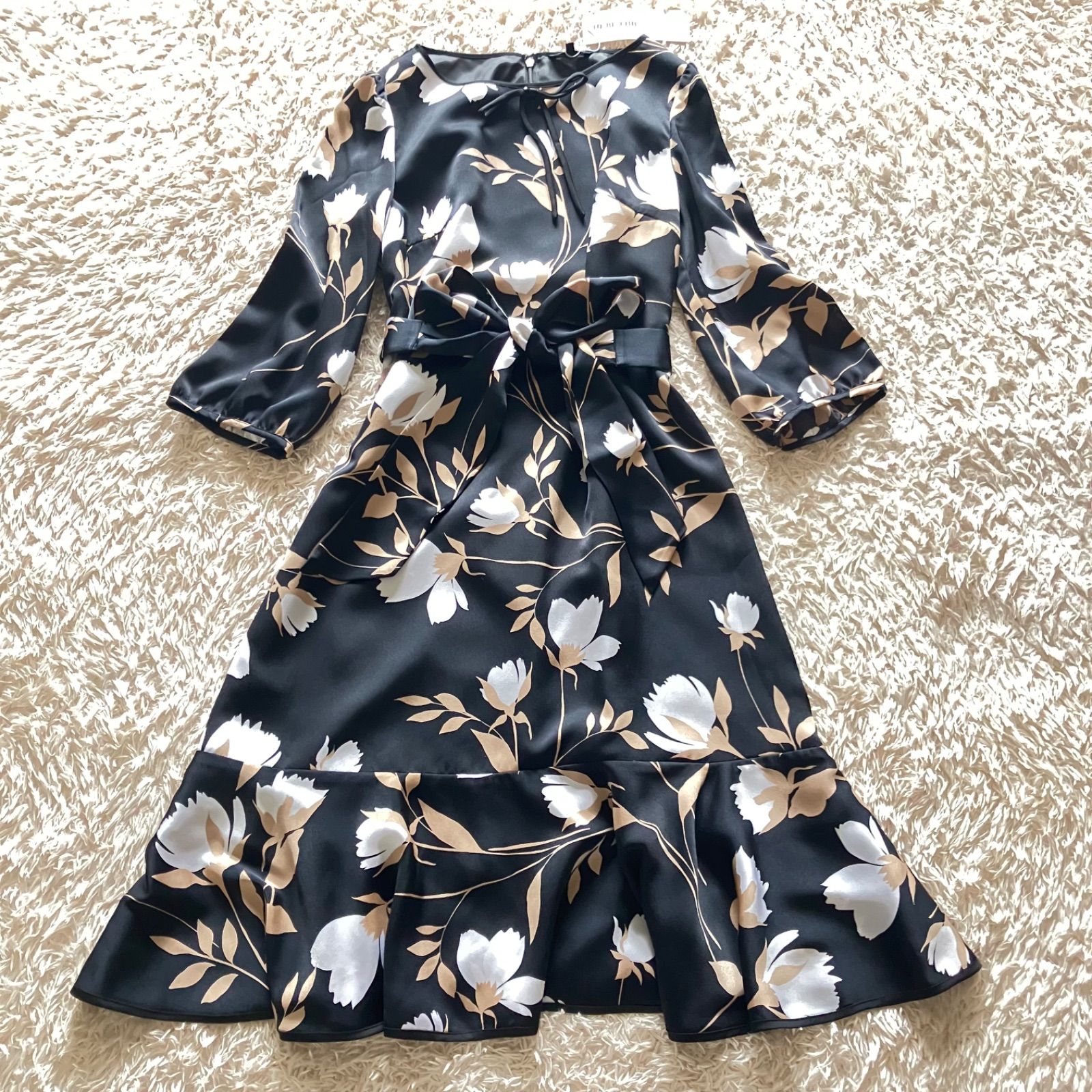 トゥービーシック　リボンベルト付きワンピース　42 大きいサイズ　試着のみ　美品 タグ付き☆ トゥービーシック TO BE CHIC 花柄ワンピース 黒 42 リボン