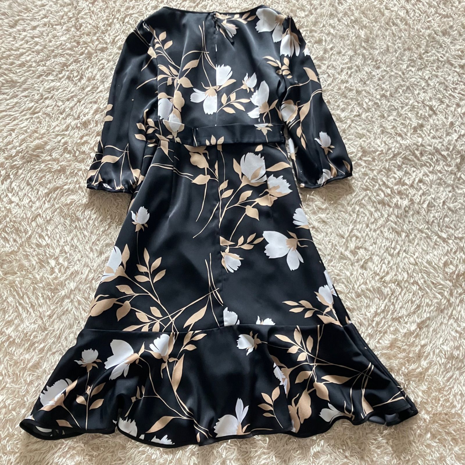 新品未使用タグ付きTO BE CHIC 42 半袖ひざ丈ワンピース 花柄 タグ付き☆ トゥービーシック TO BE CHIC 花柄ワンピース 黒 42 リボン