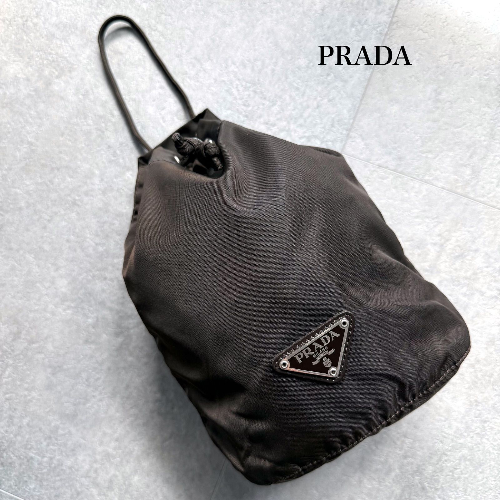 PRADA】ショルダーバッグ 巾着風 三角プレート ポケット付き 【公式通販】
