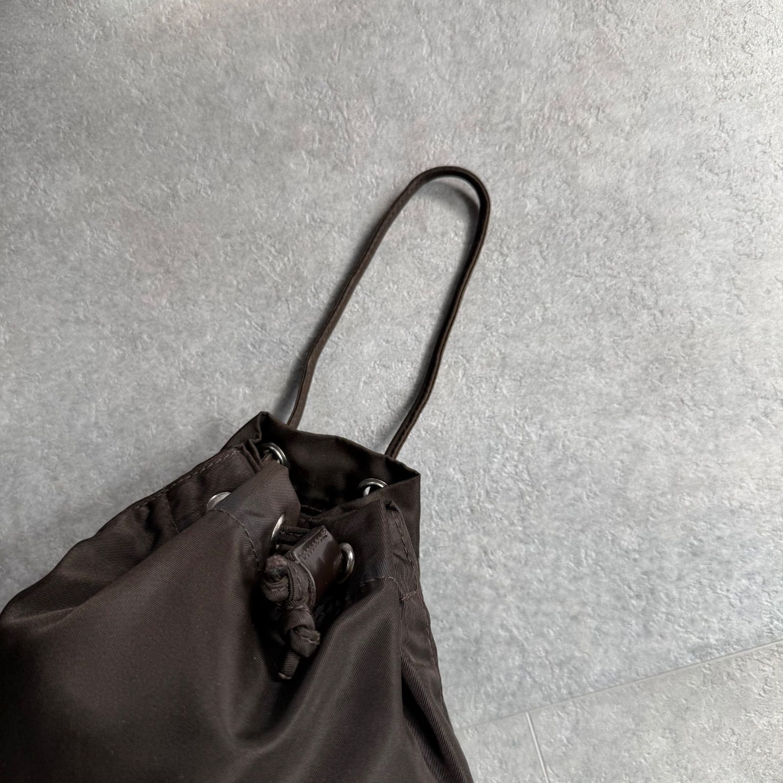 PRADA巾着三角プレート PRADA】ショルダーバッグ 巾着風 三角プレート ポケット付き 【公式通販】