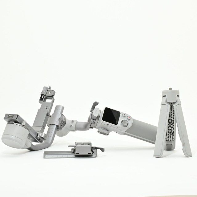 ＜良品＞ DJI RS 4 Mini 3軸カメラスタビライザー｜動作確認済｜ボディ・三脚部に汚れあり｜全体的に綺麗な状態｜軽量ジンバル