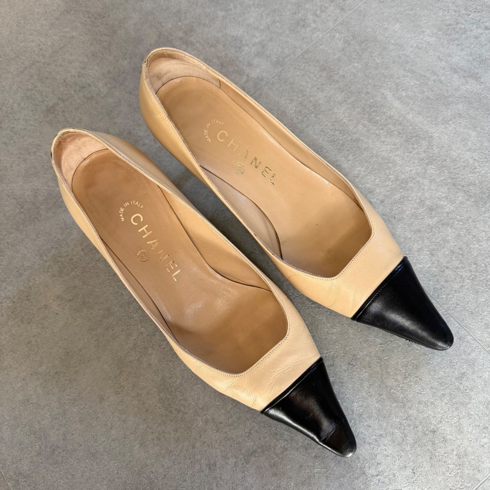 CHANEL ココマークトゥ CCロゴレザー　ハイヒール スニーカー　パンプス CHANEL シャネル パンプス ココマーク バイカラー レザー ベージュ