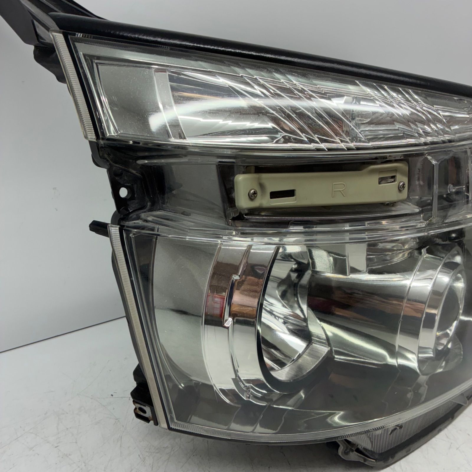 Y【コーティング済】トヨタ ZRR70 ZRR75 70系 ヴォクシー 前期 ヘッド 