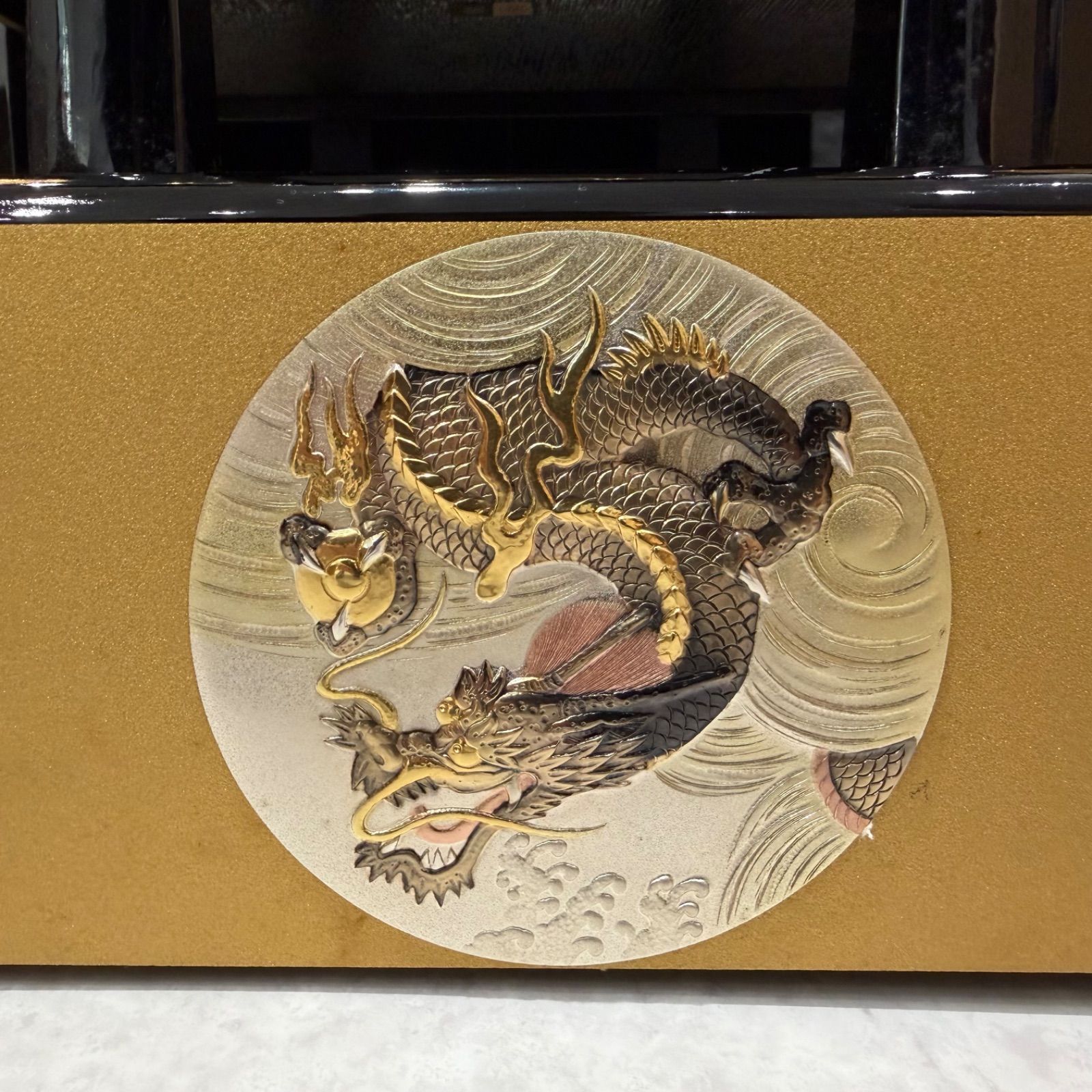 極美品】五月人形 兜飾り 彫金 龍・雷神 屏風付 フルセット - メルカリ