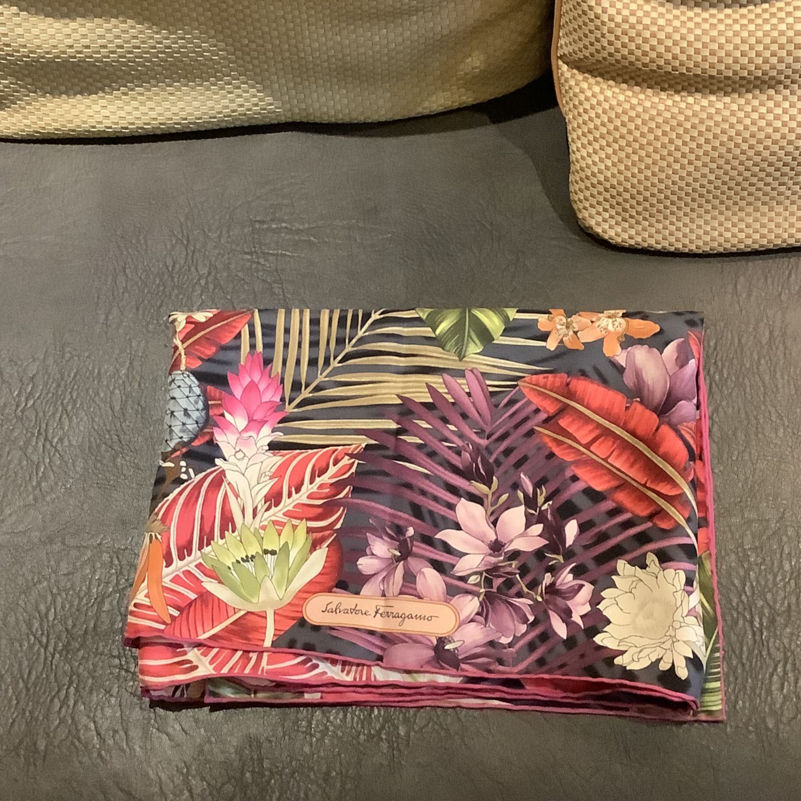 サルヴァトーレ フェラガモ Salvatore Ferragamo 花柄 フラワー シルク