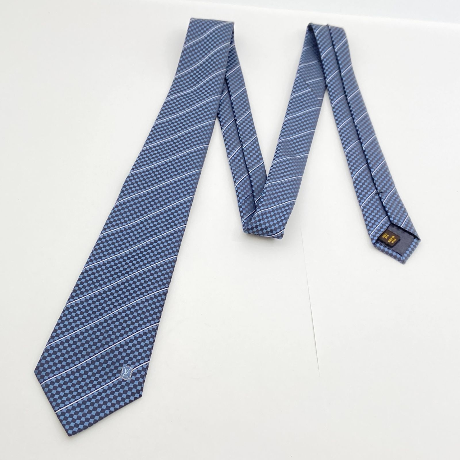 LOUIS VUITTONシルバーLVロゴ ピンク＆ブルードット柄 ネクタイ LOUIS VUITTONシルバーLVロゴ ピンク＆ブルードット柄 ネクタイ ルイ