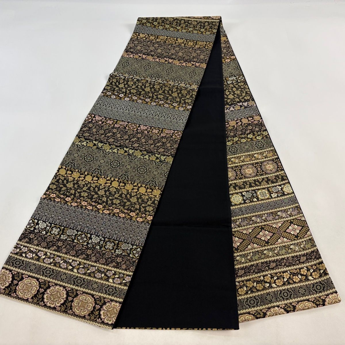 美品】 袋帯 名品 箔屋清兵衛 落款 悠久の美 名物裂紋様 花菱 箔 黒灰 