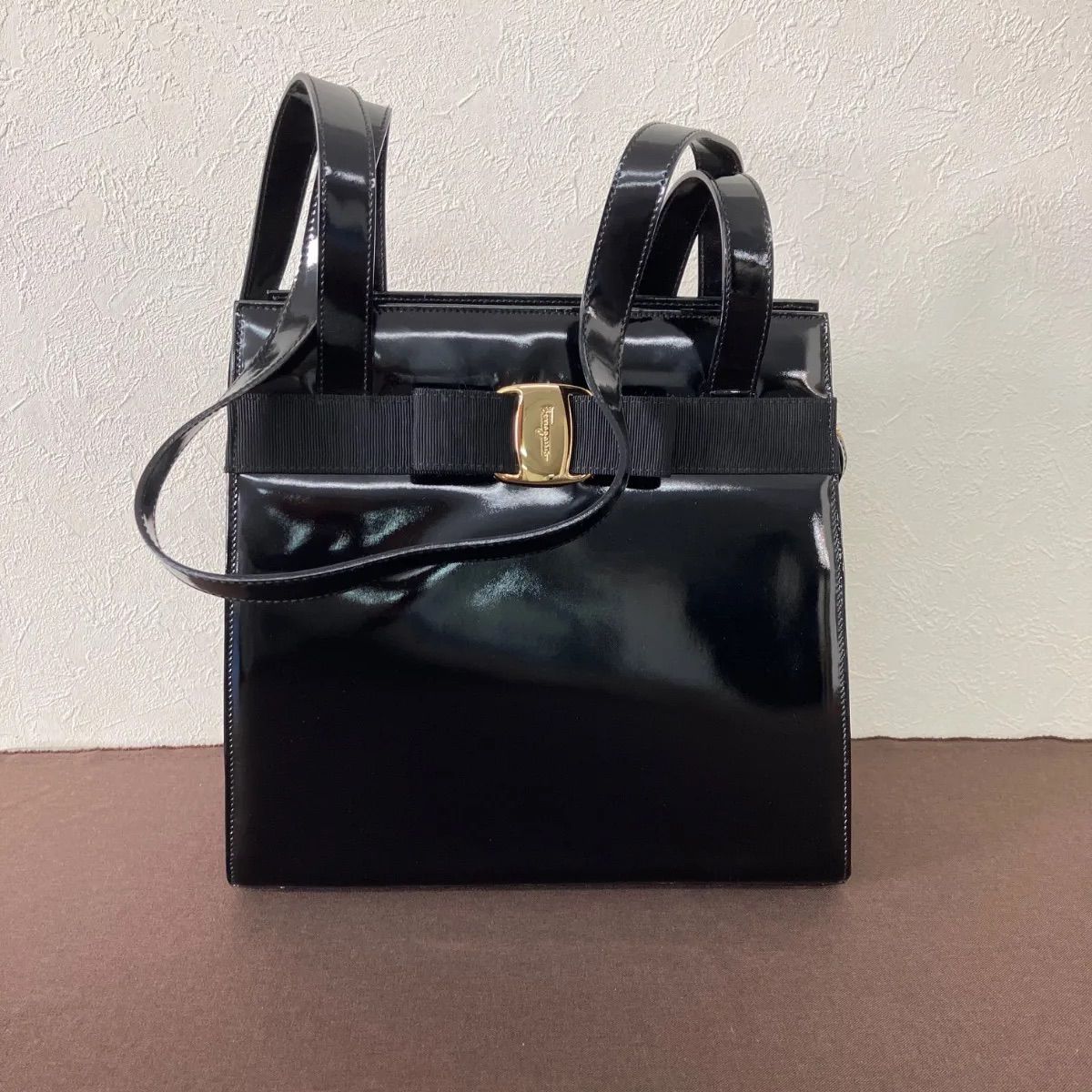 Salvatore Ferragamoフェラガモブラックレザーバッグ - メルカリ Salvatore Ferragamoフェラガモブラックレザーバッグ - メルカリ