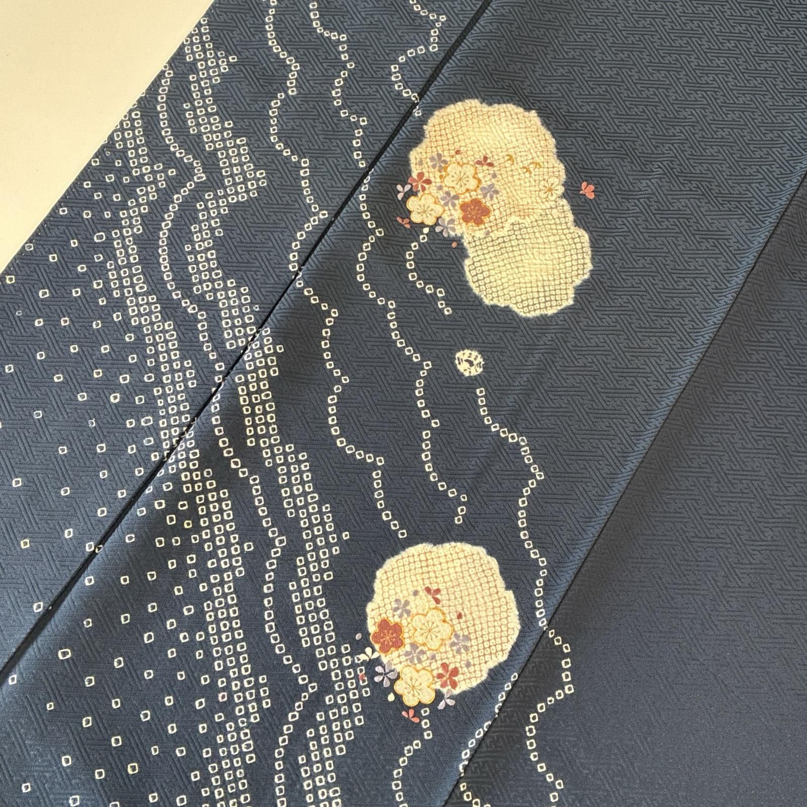 付下げ 刺繍 絞り 裄67.5 紗綾形の地紋 紋無し 正絹 着物 MK 付下げ 刺繍 絞り 裄67.5 紗綾形の地紋 紋無し 正絹 着物 MK