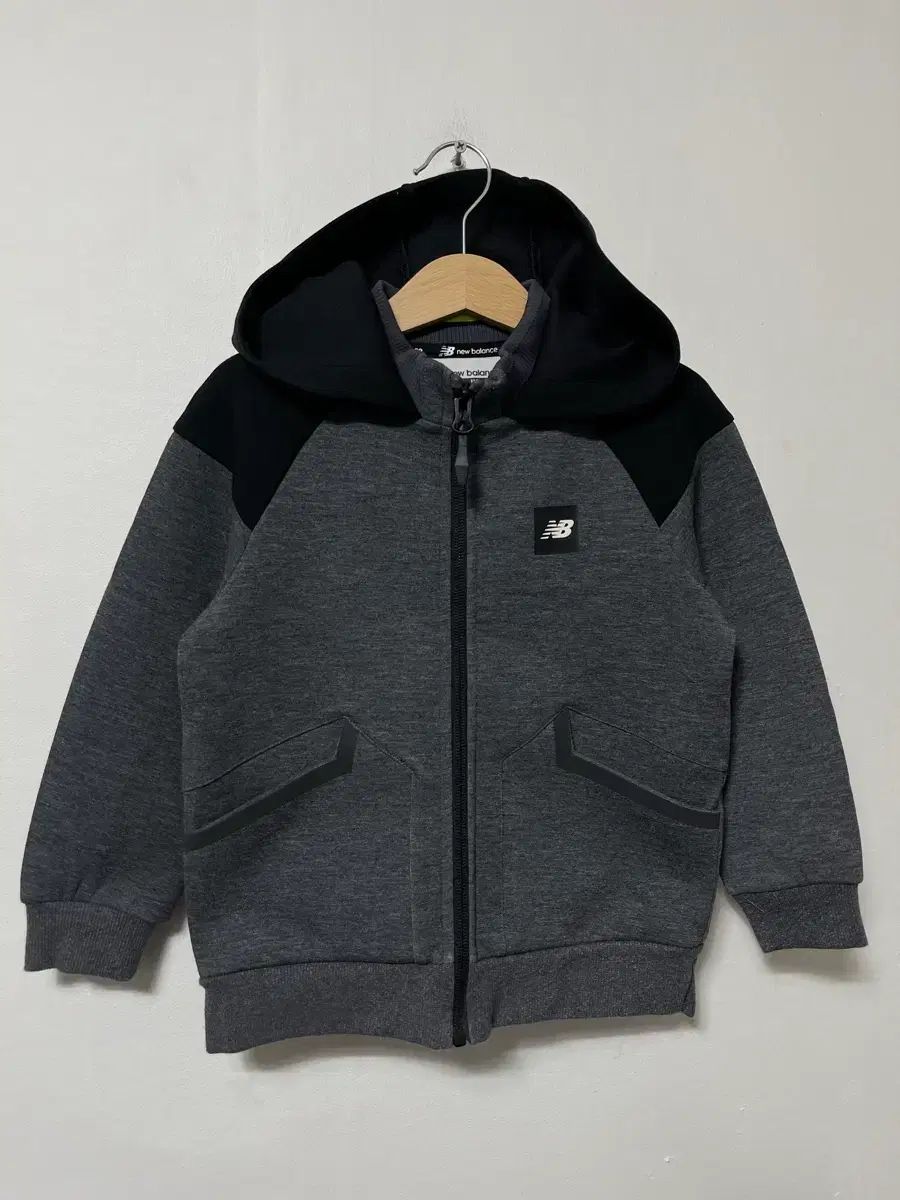 キッズ New Balance フードジップアップ 正規品