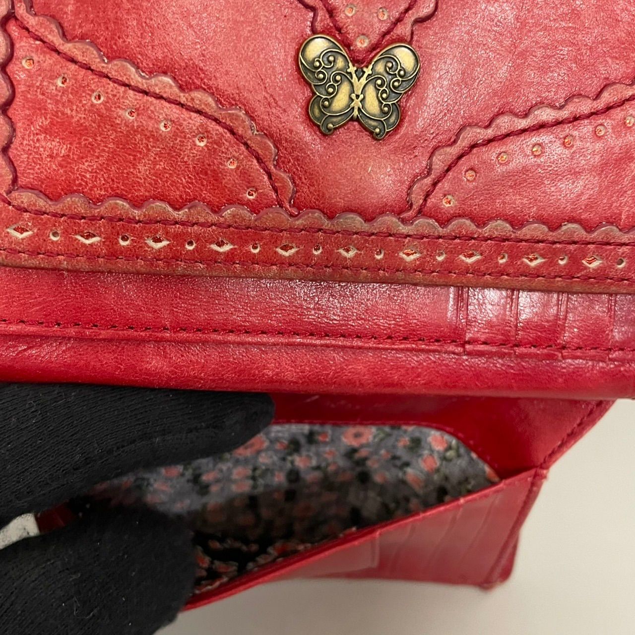 良品 ANNA SUI アナスイ 二つ折り財布 がま口 フラップ 蝶 レザー 赤