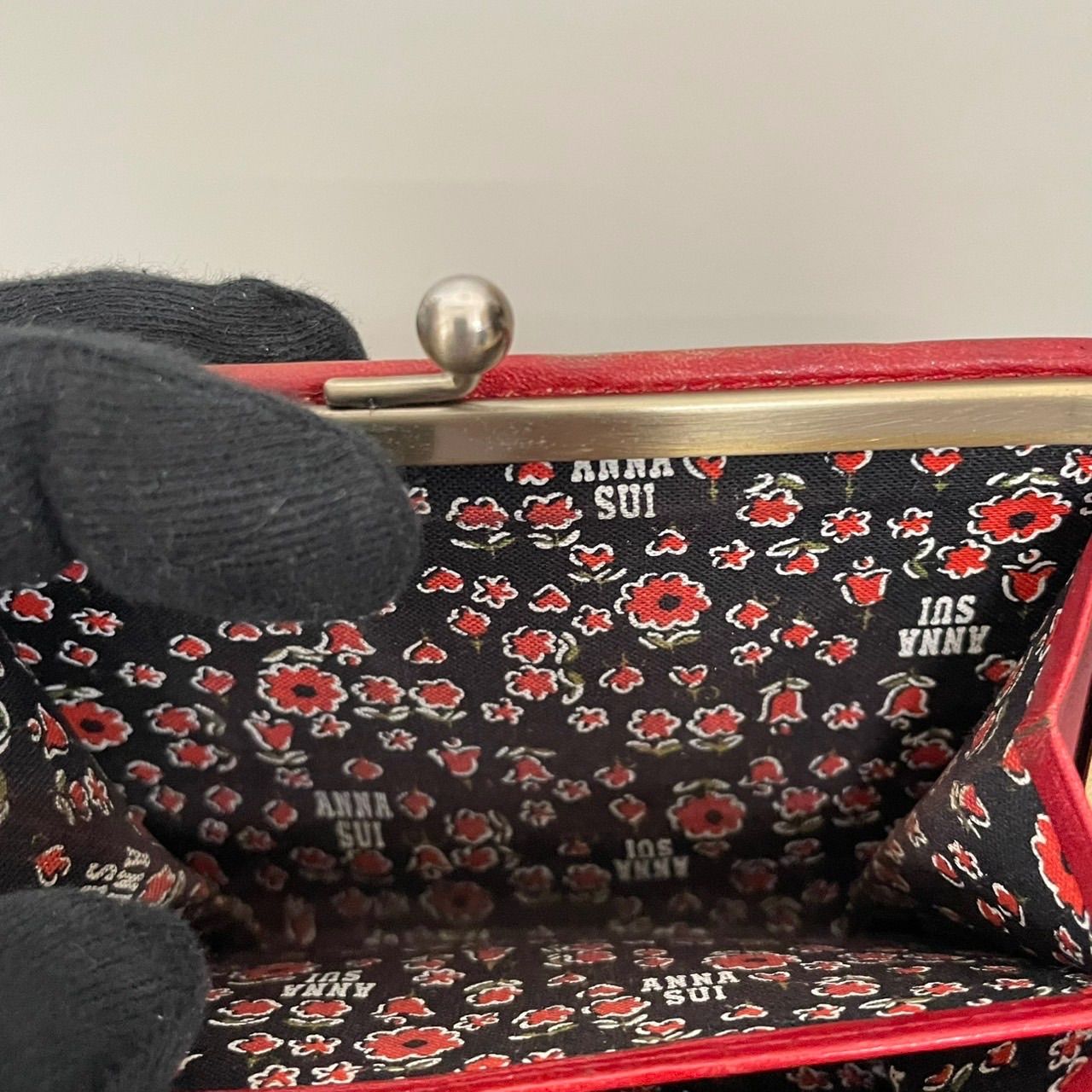 良品 ANNA SUI アナスイ 二つ折り財布 がま口 フラップ 蝶 レザー 赤