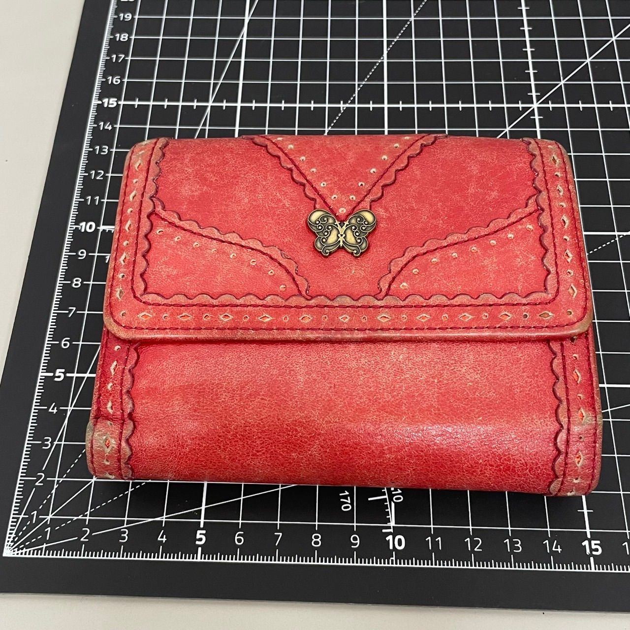 良品 ANNA SUI アナスイ 二つ折り財布 がま口 フラップ 蝶 レザー 赤