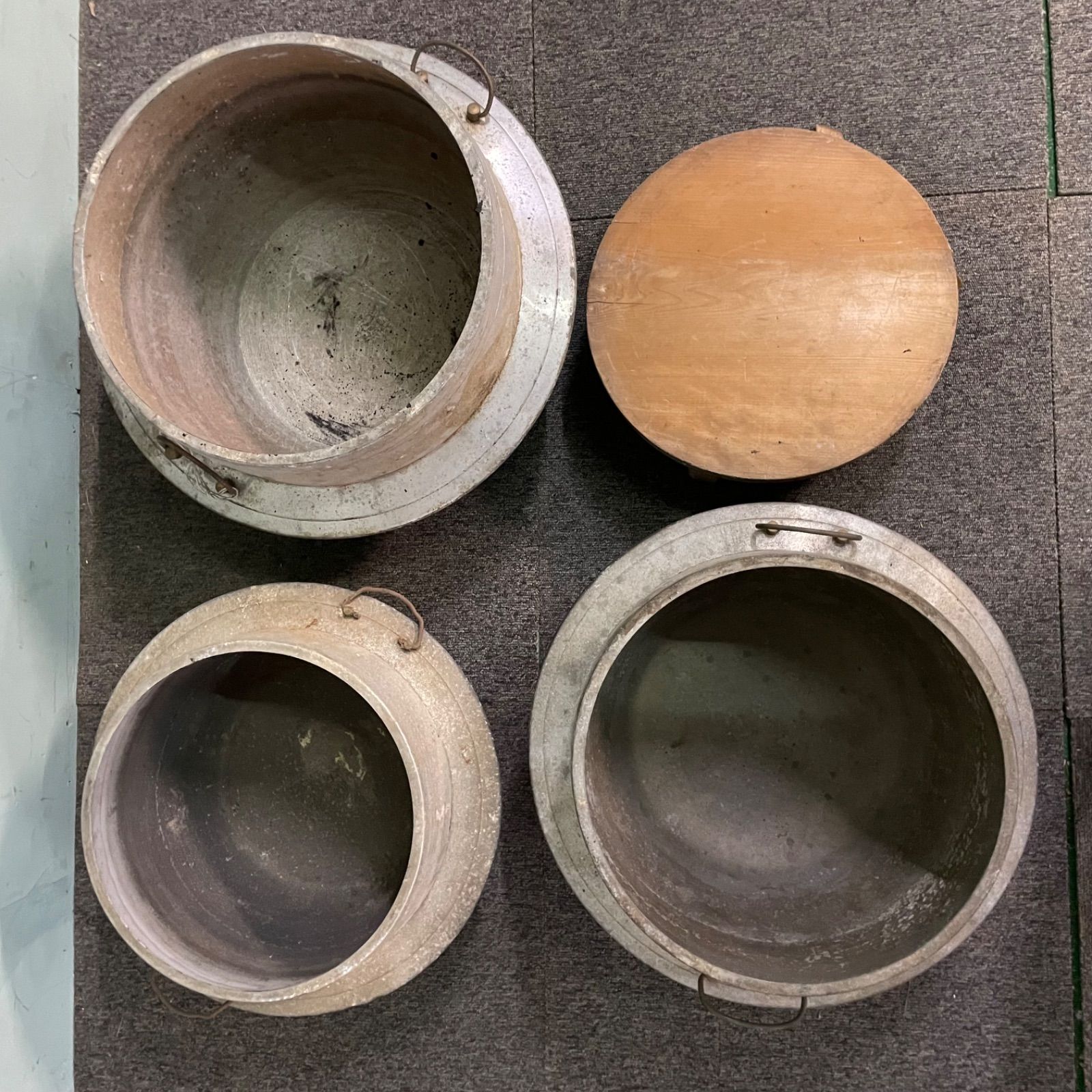 A-壁 羽釜 アルミ製 炊飯 釜 大型 昭和レトロ 薪 古道具 キャンプ アウトドア ♭ 羽釜 3点セット アルミ製 炊飯 釜 大型 昭和レトロ 薪