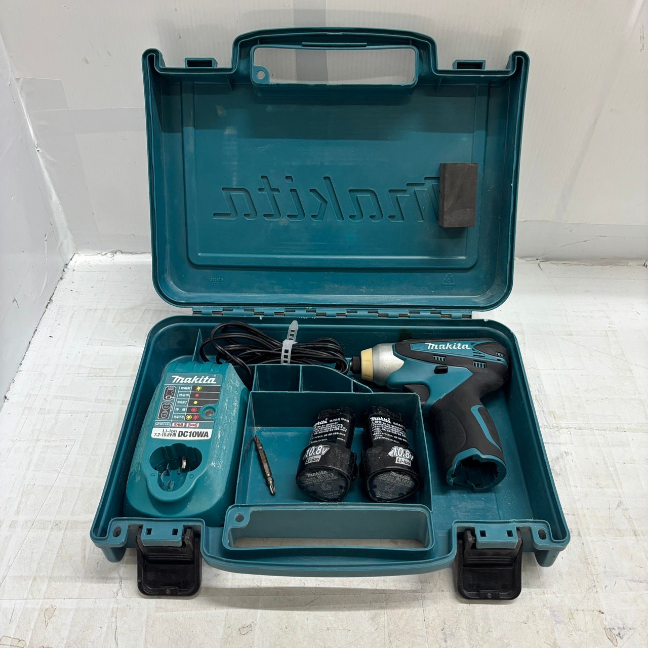 送料無料h12785 makita マキタ 充電式インパクトドライバ TD090D 10.8V 