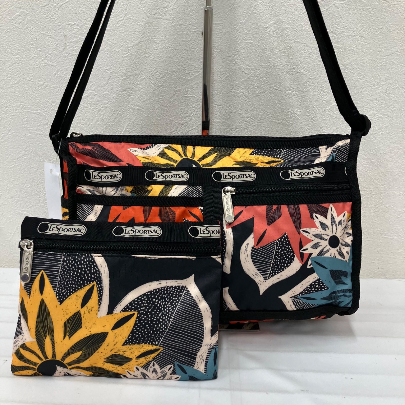 429 LeSportsac レスポートサック ショルダーバッグ ブラック 黒 花柄 